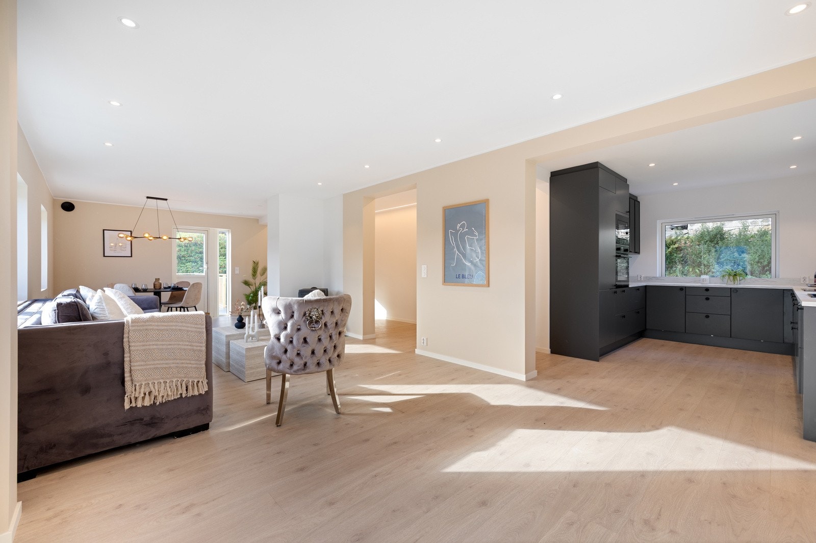 Det er åpen stue/kjøkken løsning, og rommet måler totalt 56,8 kvm. Galleribilde