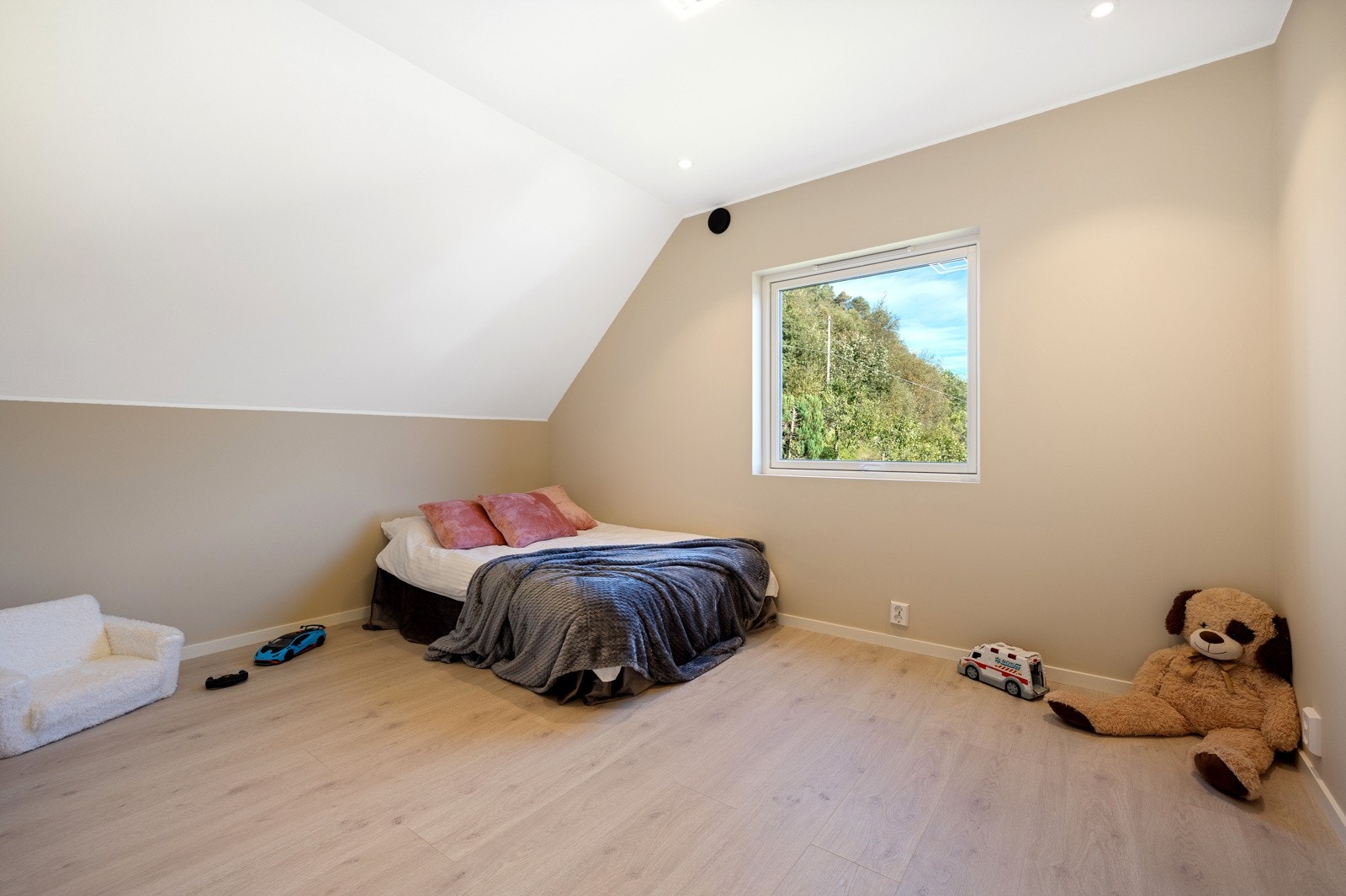 I 2. etg er det 4 rom, alle av god størrelse - med nye overflater. Galleribilde