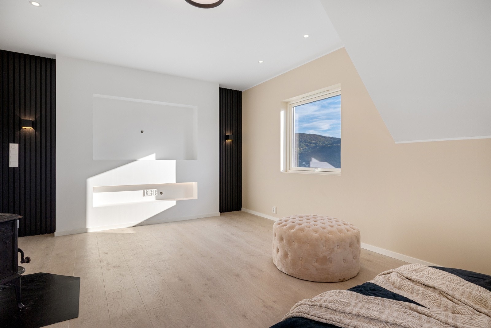 Her er det det laget til en herlig tv-vegg - det er også plass til seng, skap og annen innredning. Galleribilde