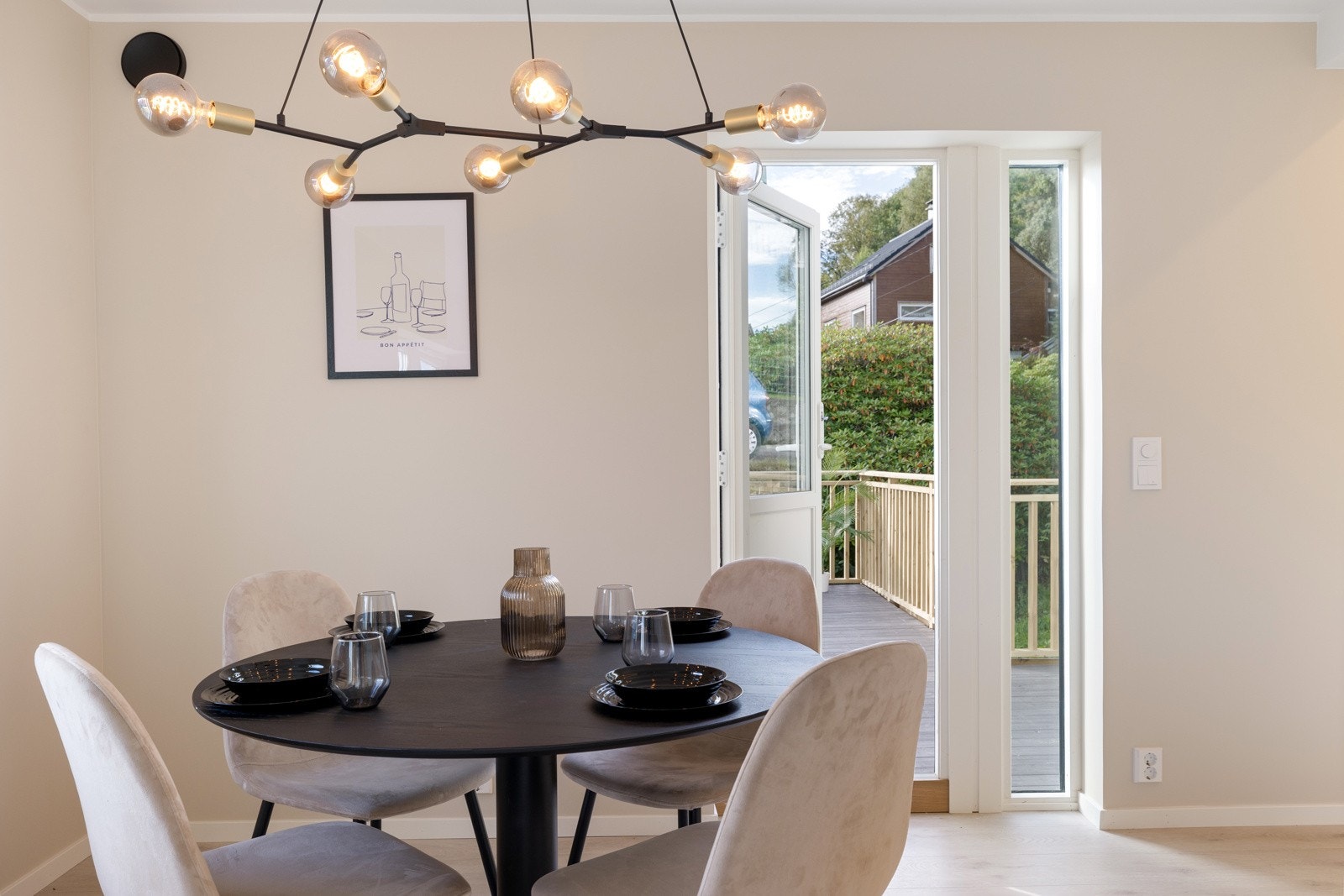 Fra stuen er det utgang til en stor terrassen. Galleribilde