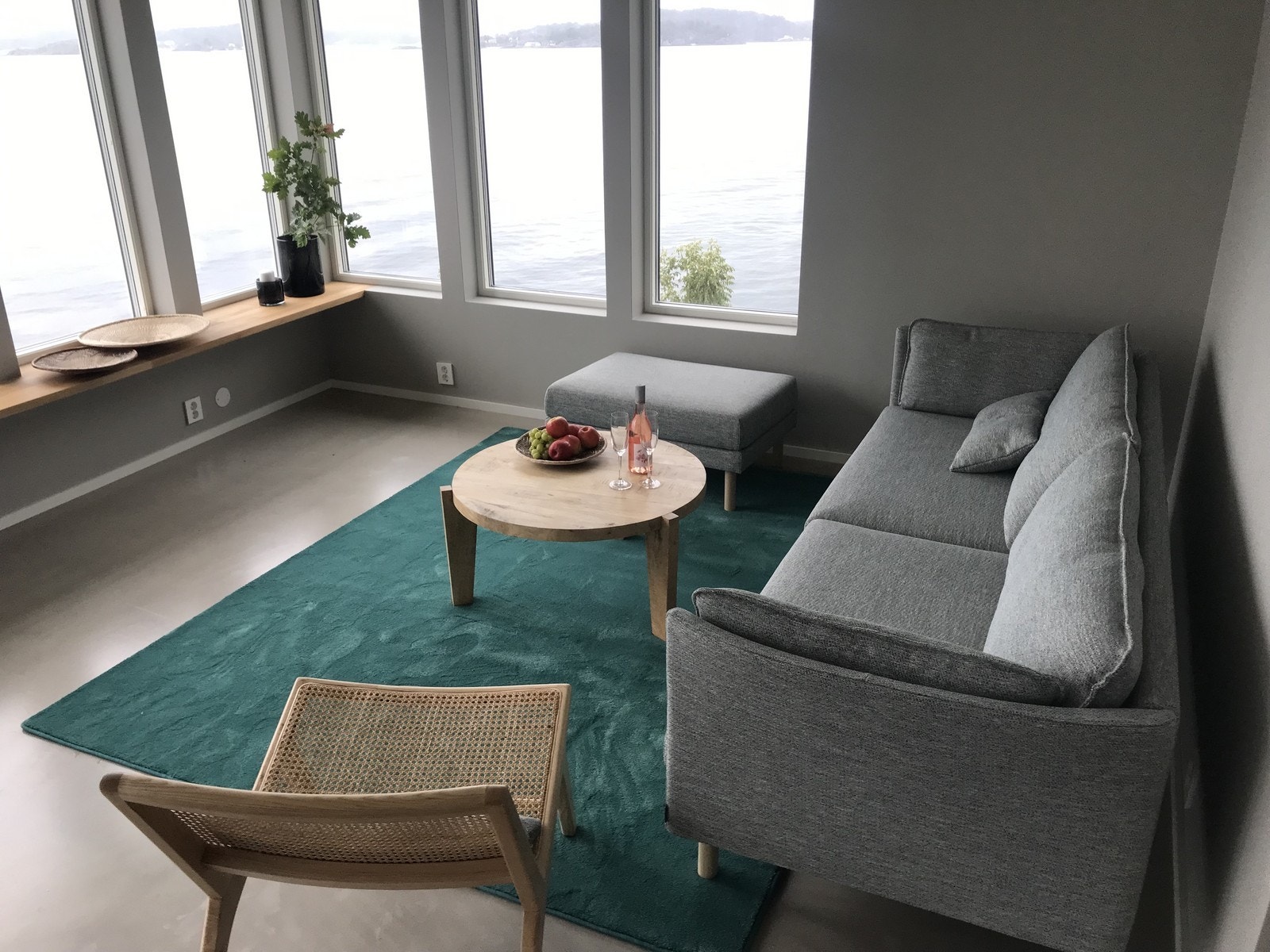 Samt en behagelig sofa hvor man kan nyte utsikten og god stemning. Galleribilde