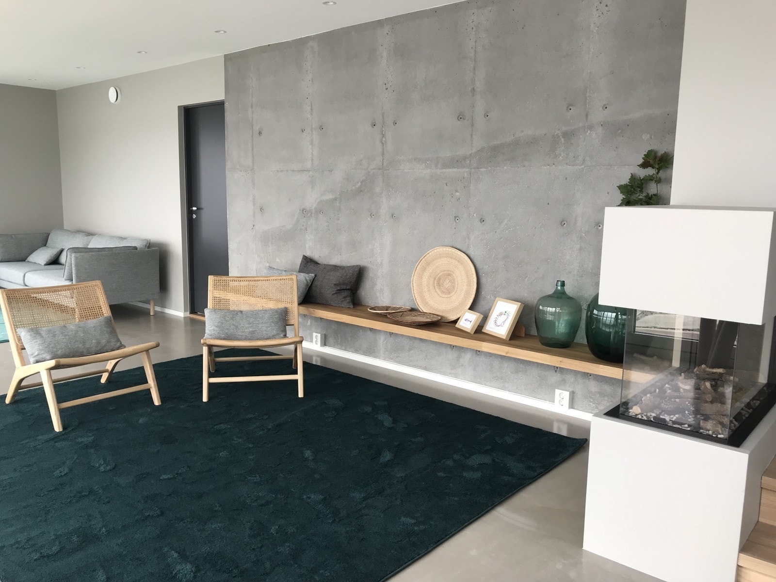 Stuen består av hyggelig sittekrok ved gasskaminen. Galleribilde