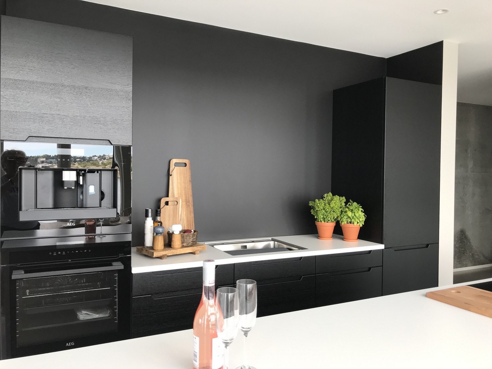 Og et moderne kjøkken med intergrerte hvitevarer. Galleribilde