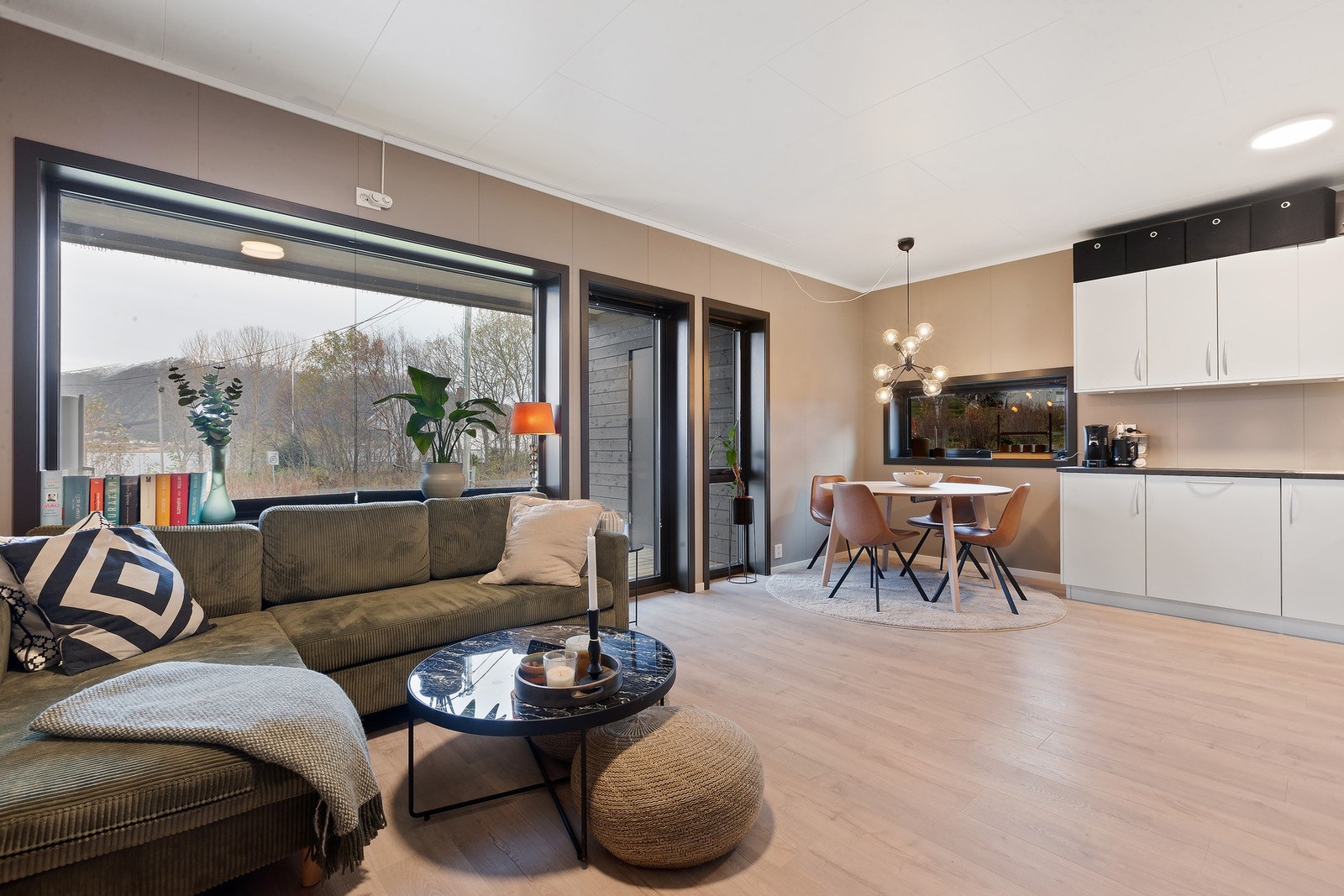 Stue og kjøkken er i en gjennomtenkt åpen løsning som gir godt samspill mellom oppholdssonene og en naturlig flyt i rommet. Galleribilde