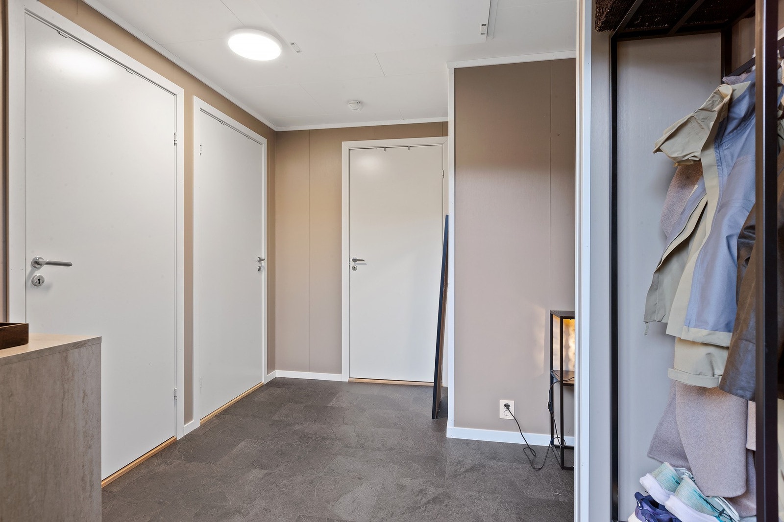 Vindfang med god plass til å henge fra seg yttertøy og sko. Soverommene ligger til venstre, mens badet finner du rett frem. Galleribilde