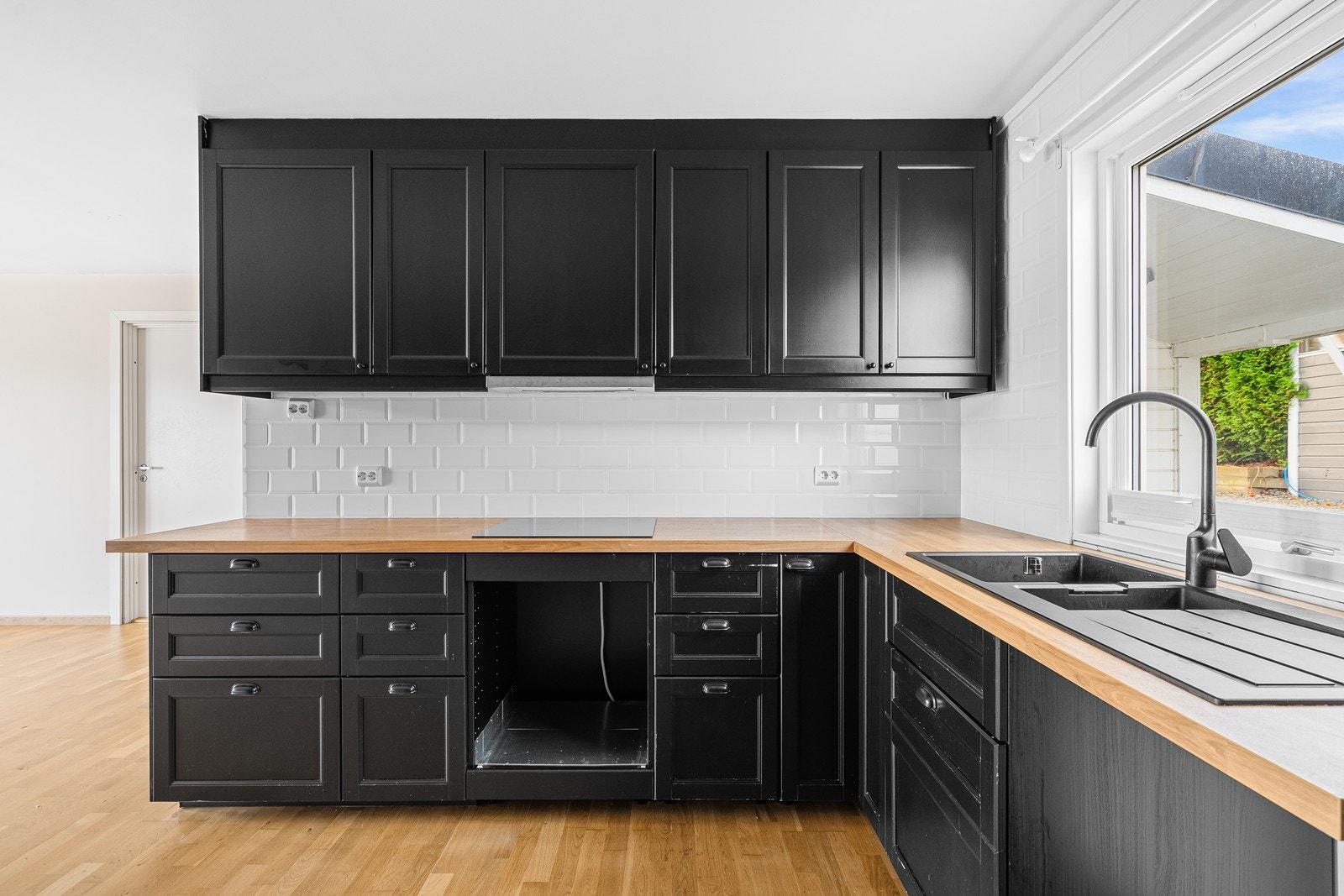 Kjøkken med god skapplass Galleribilde