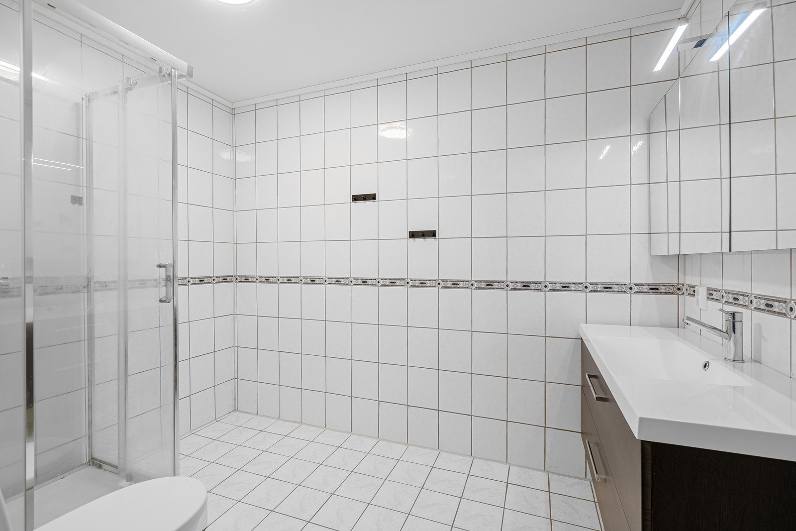 Fliselagt bad med wc/vask/dusj Galleribilde