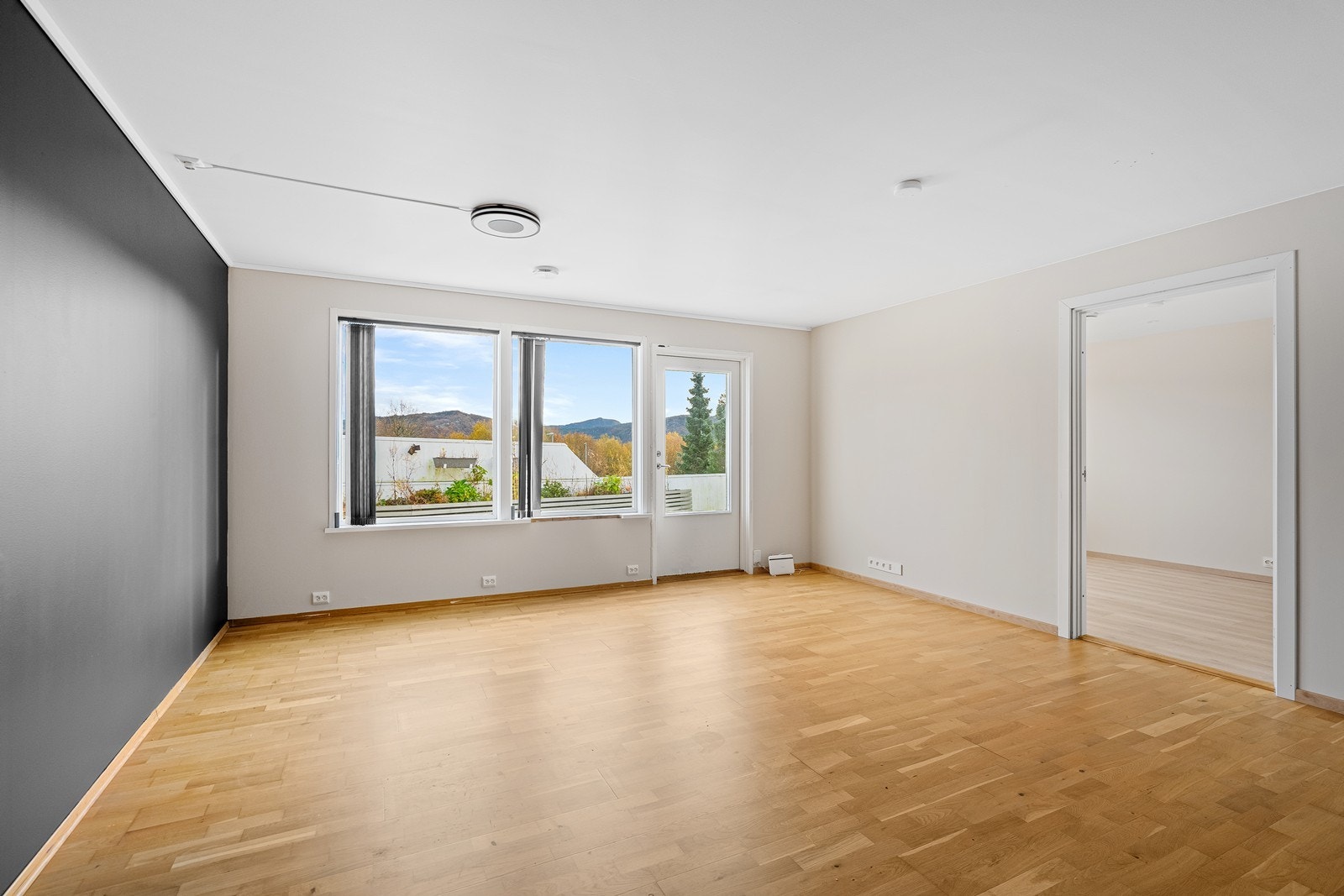 Stue med dør inn til soverom. Galleribilde