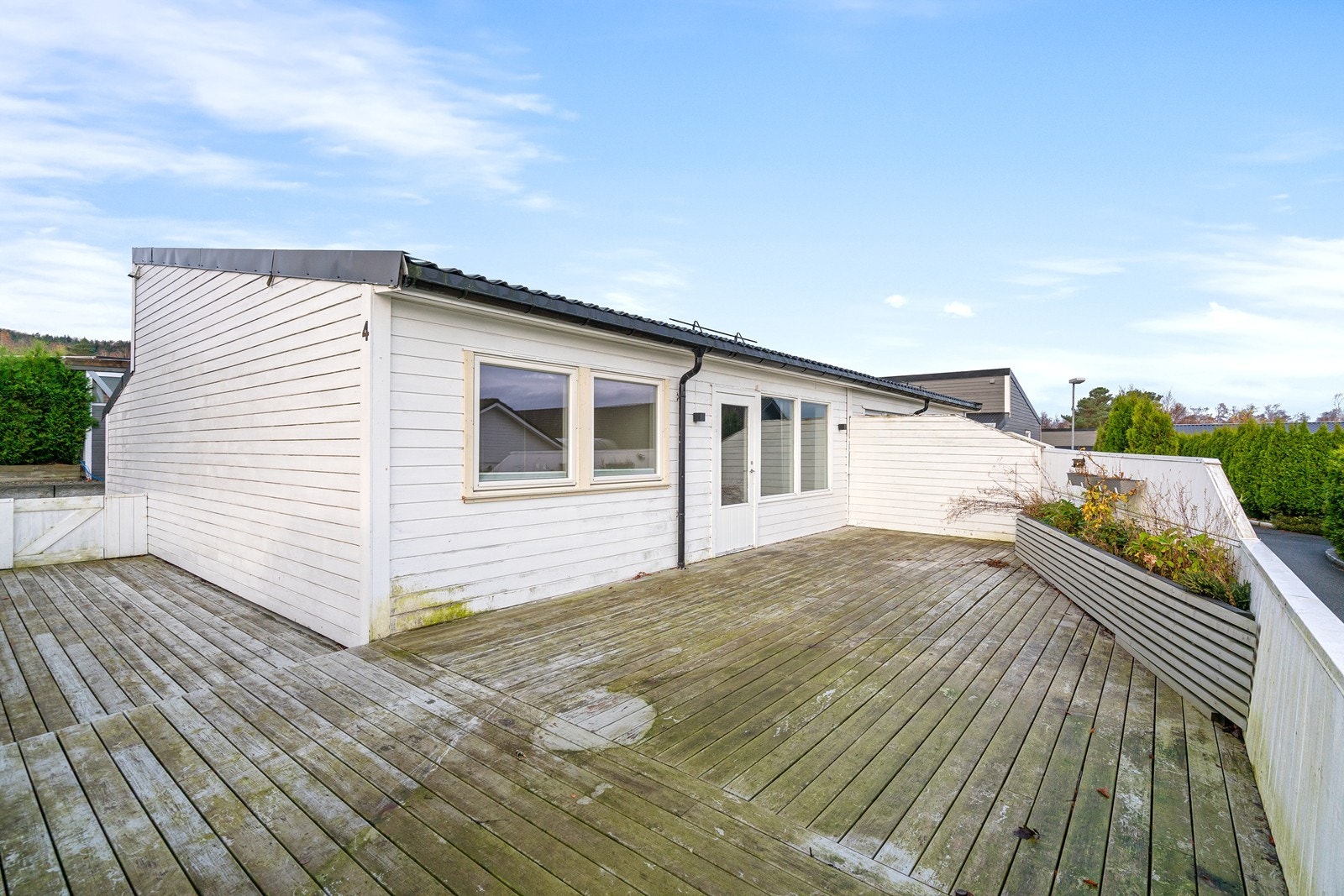 Romslig terrasse med direkte adkomst fra stue Galleribilde