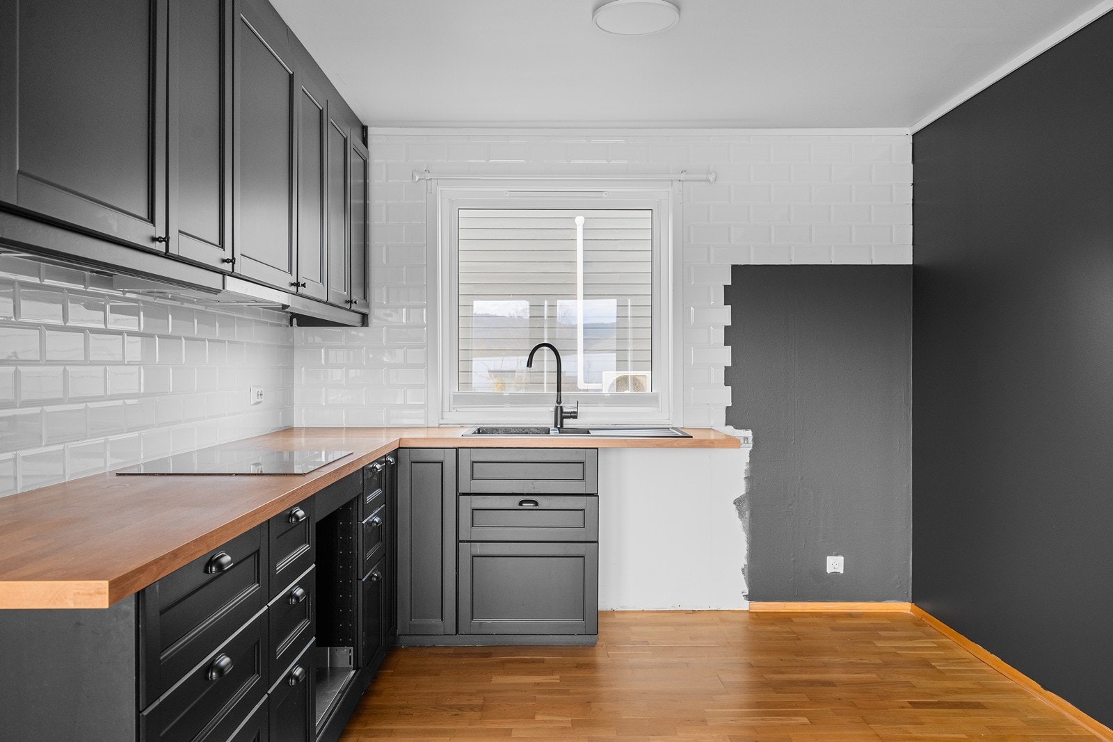 Kjøkken med god skapplass Galleribilde