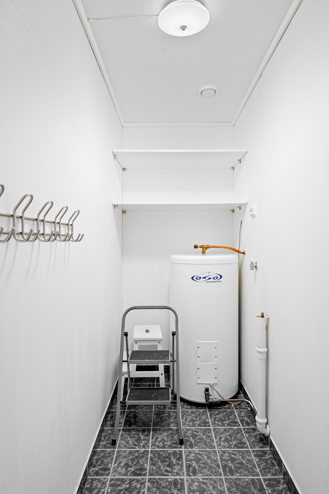 Bod med varmtvannsbereder Galleribilde