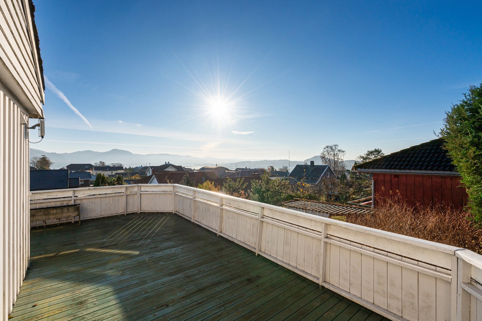Svært gode sol- og utsiktsforhold i hagen, og på stor terrasse. Galleribilde