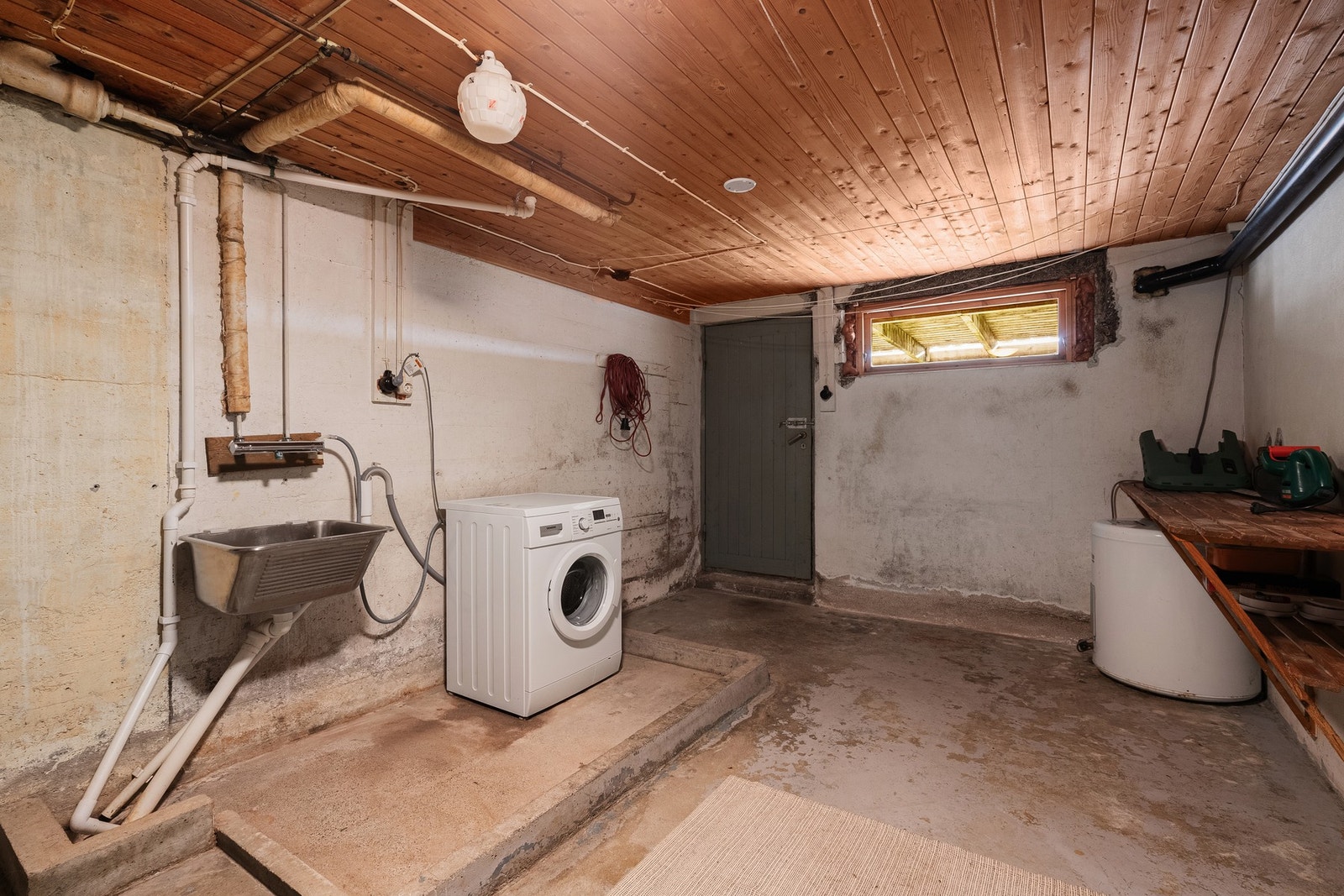 Vaskekjeller med bi-inngang. Det gjøres oppmerksom på at deler av kjelleren er innredet som utleiehybel, denne er ikke godkjent eller omsøkt. Galleribilde