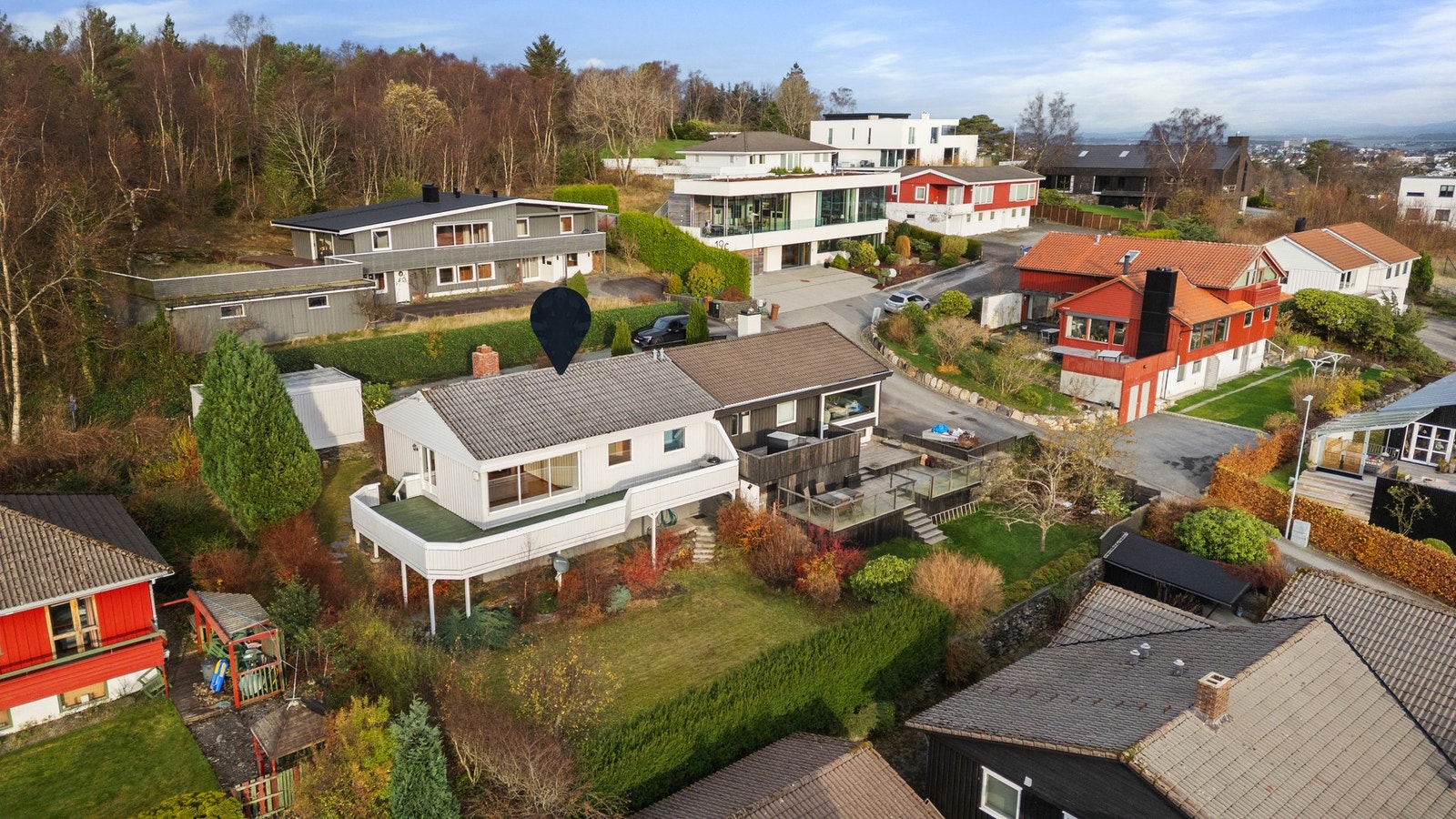 Velkommen til Markveien 21C, på toppen av Hinna i blindvei med Sørmarka som nærmeste nabo. Galleribilde