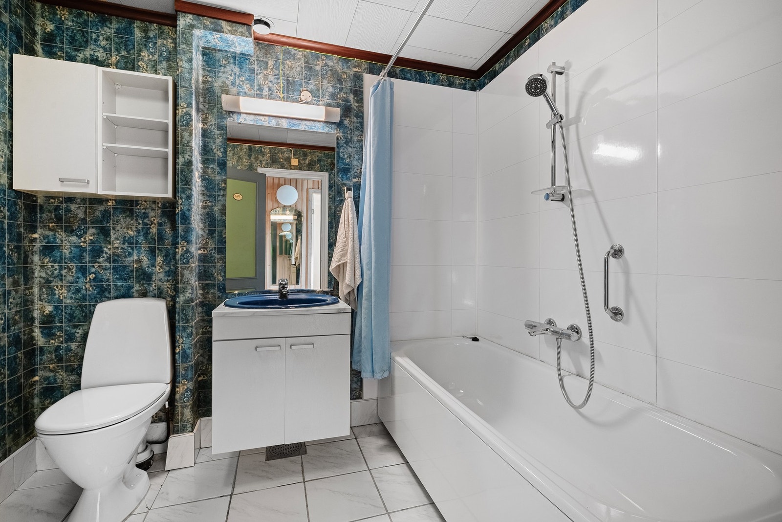 Enkelt baderom med moderniseringsbehov. Galleribilde