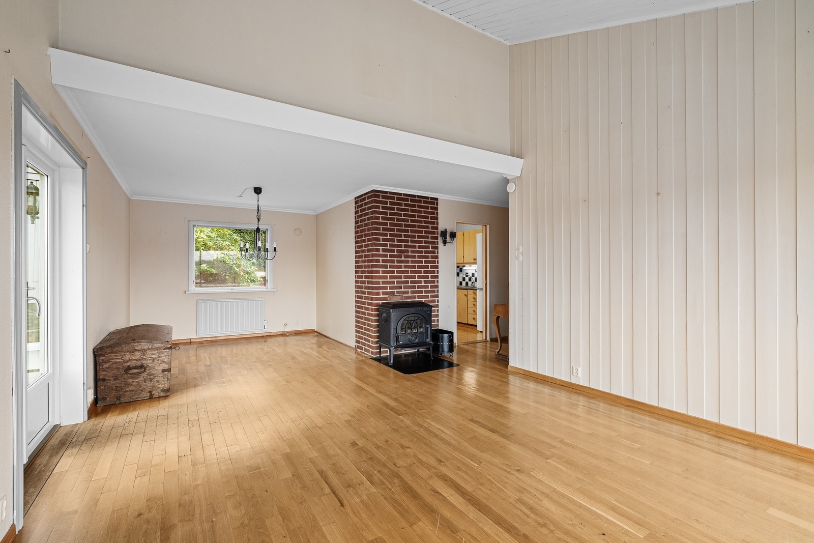 Boligen hovedetasje inneholder: Vindfang, gang, 3 soverom, trapperom, bad, kjøkken, stue. Galleribilde