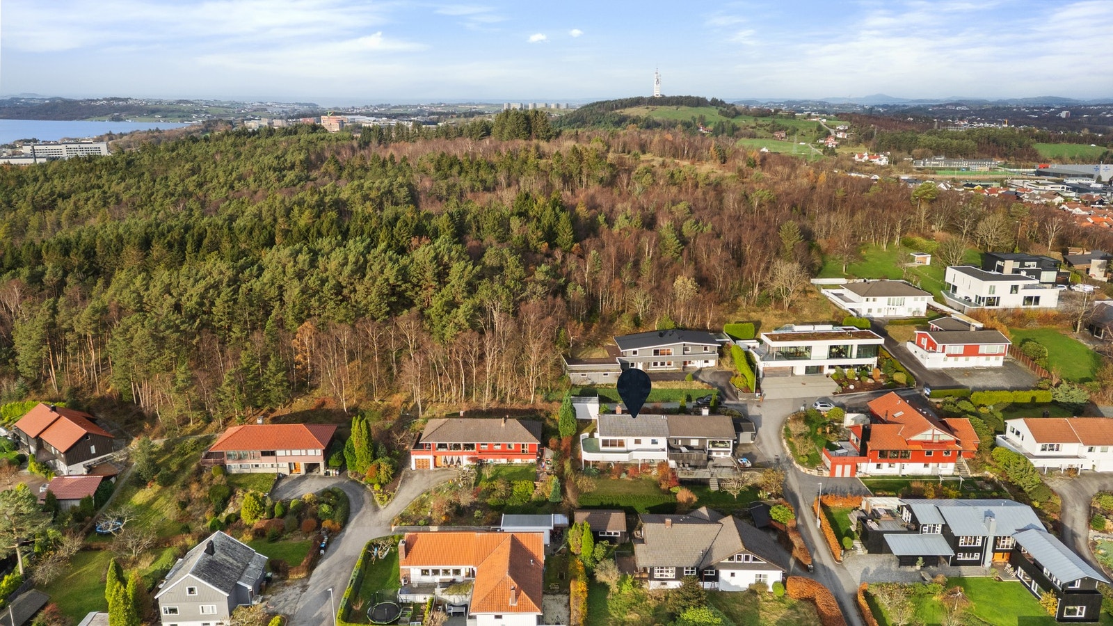Området byr på flotte turområder, blant annet Sørmarka, som er perfekt for turer, løping og sykling i naturskjønne omgivelser, i tillegg til lekeplasser og grønne områder rett i nærheten. Galleribilde