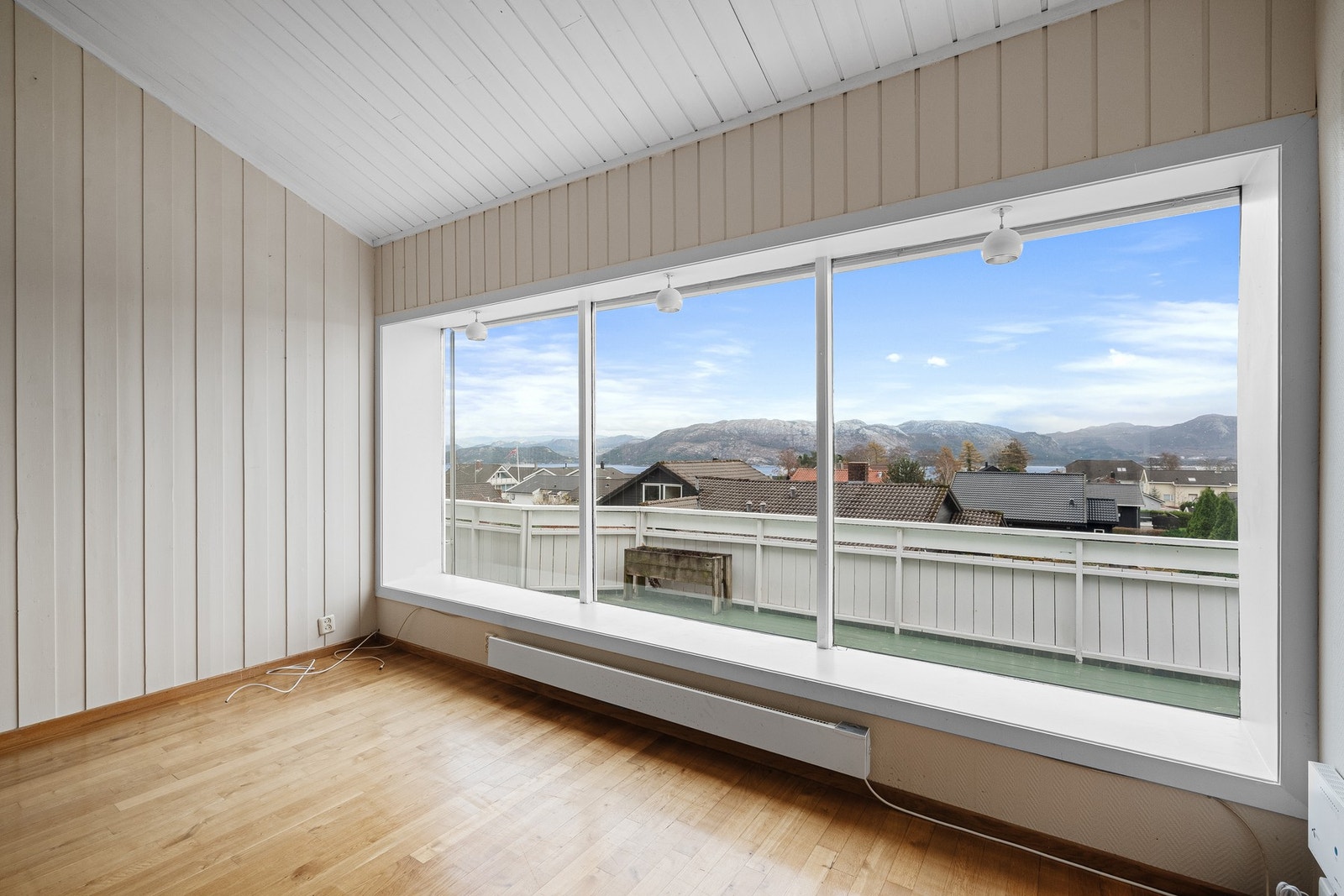 Boligen har stort sett standard fra byggeår og har gjennomgående behov for renovering. Galleribilde