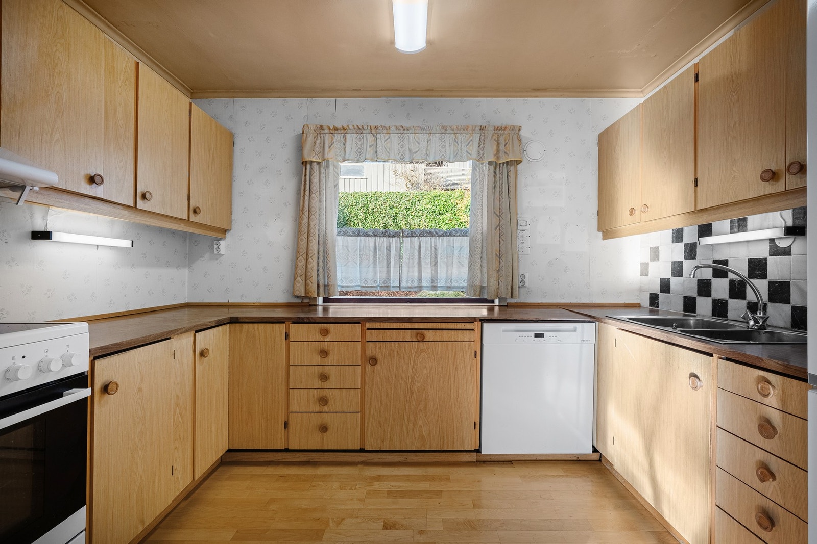 Kjøkkenet kan skilte med god skap- og benkeplass. Galleribilde