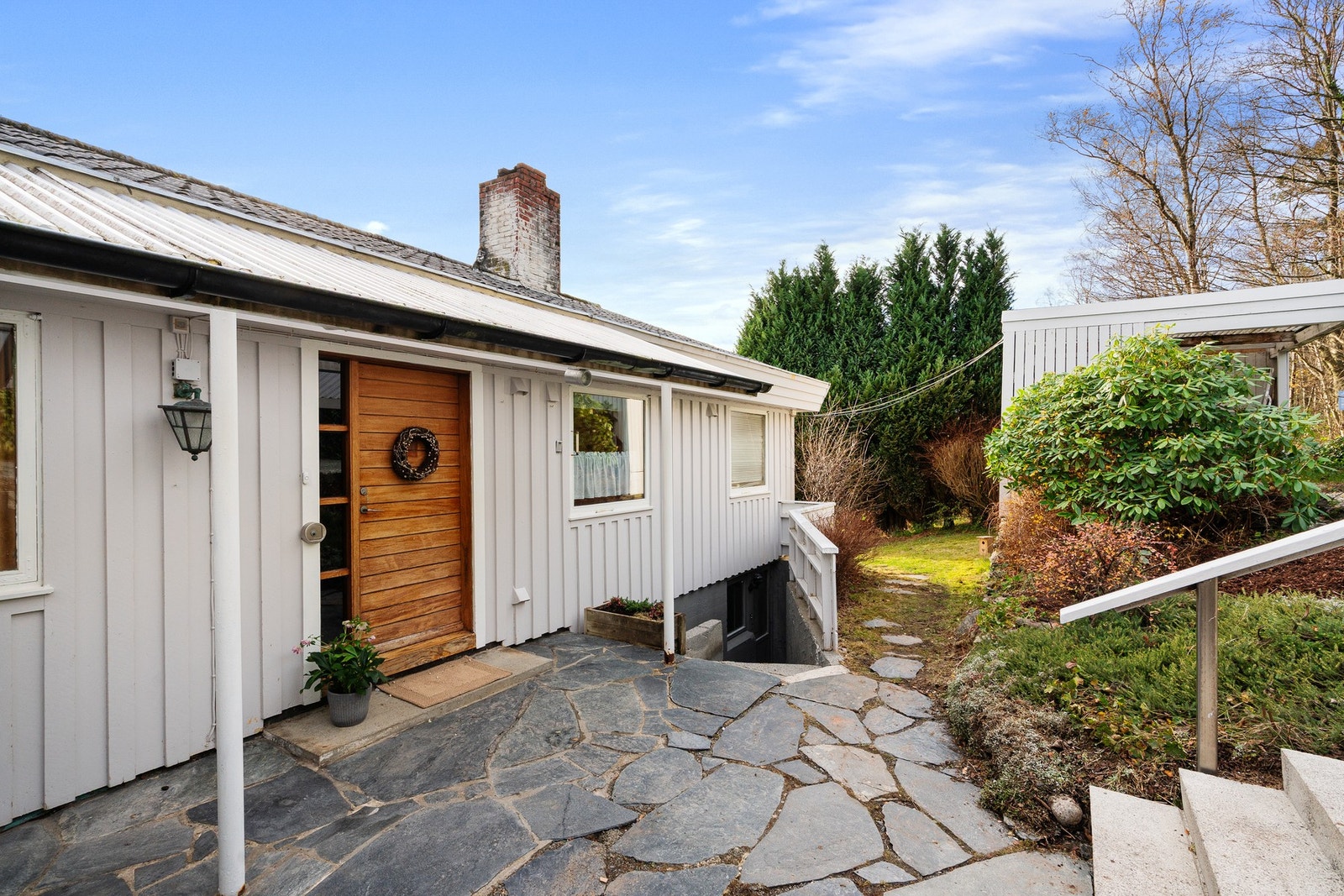 Gjennomgående renovering må påregnes. Kostnadsestimat fra takstmann foreligger i tilstandsrapport vedlagt i salgsoppgaven. Galleribilde