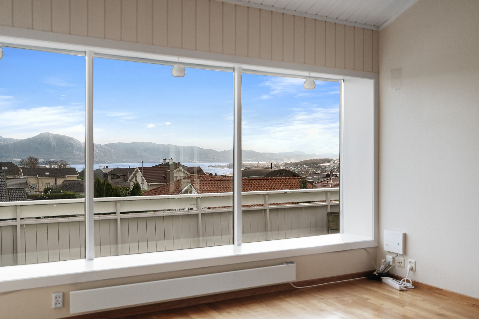 Boligen måler totalt 162 kvm og går over 2 plan. Galleribilde