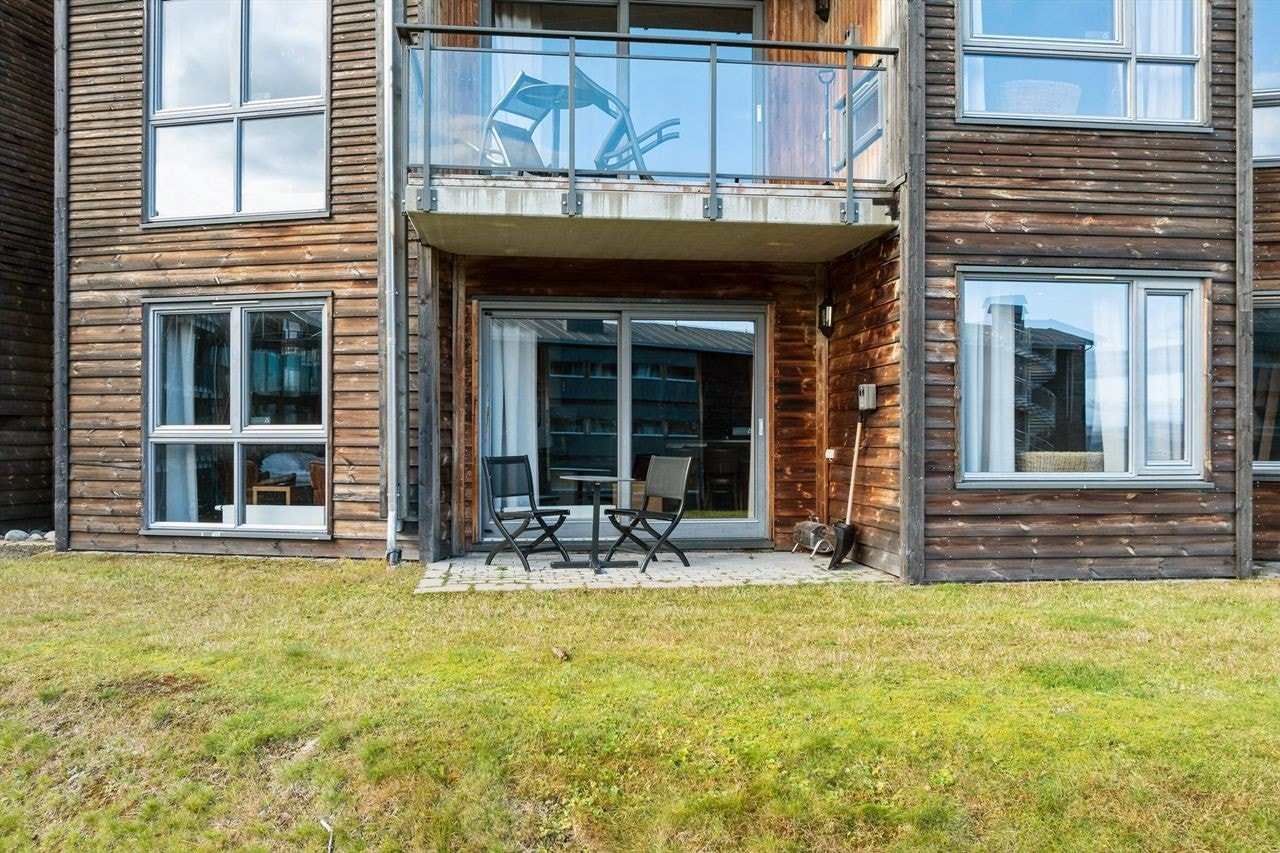 Leiligheten har en egen markterrasse med direkte utgang til fellesarealene. Dette er et tilleggsareal til eierseksjonen. Galleribilde