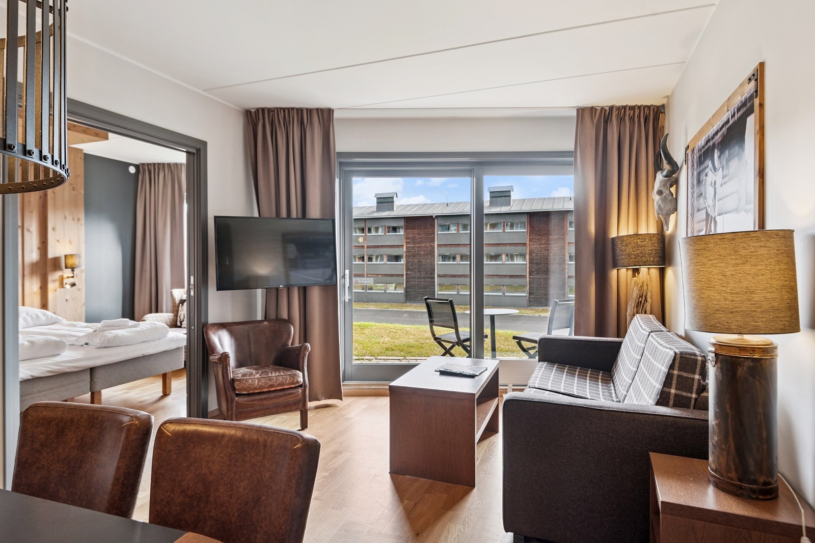 Store vindusflater og direkte utgang til markterrasse. Galleribilde