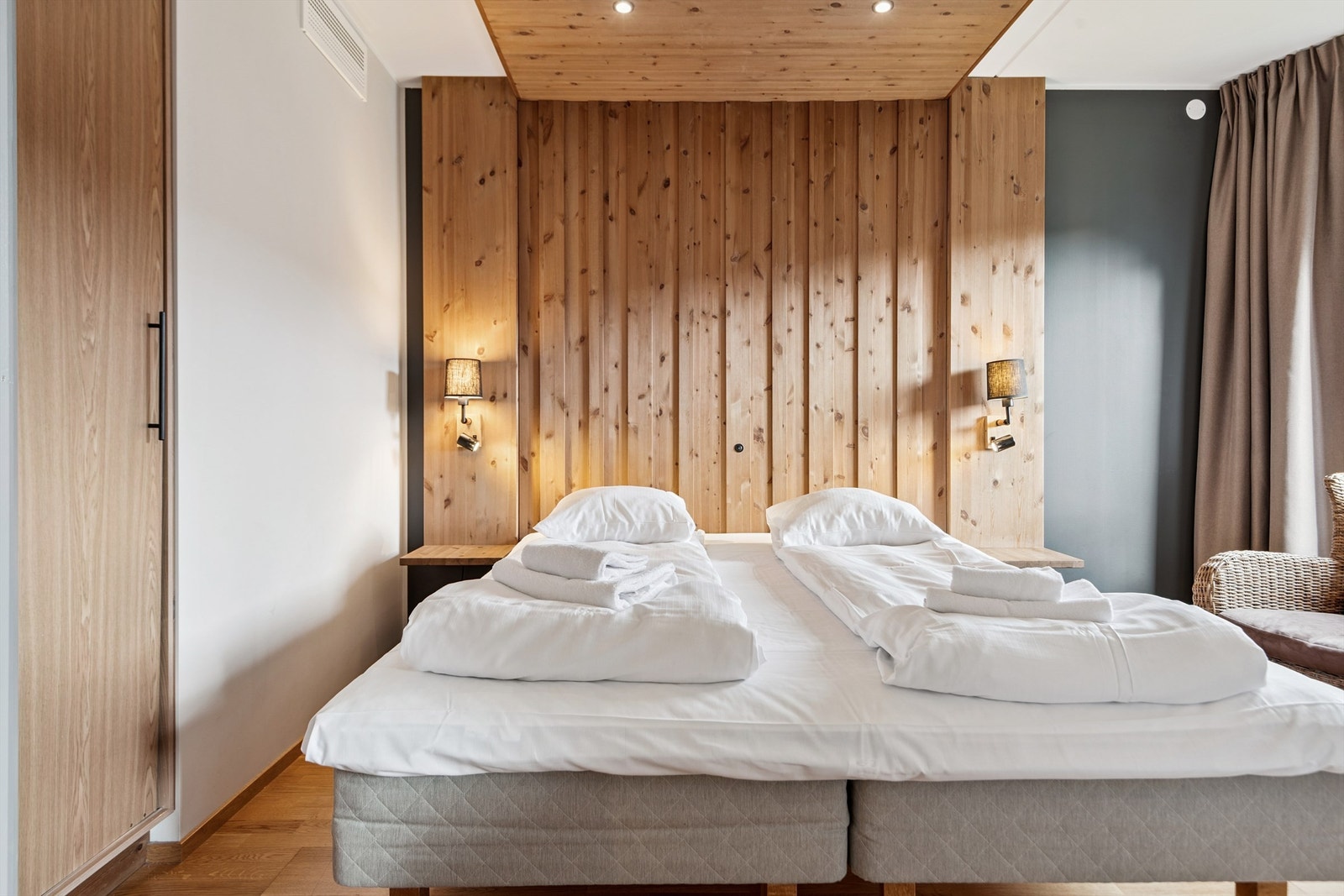 Hovedsoverommet har en lun atmosfære, med en karakteristisk sengegavl i trepanel. Galleribilde