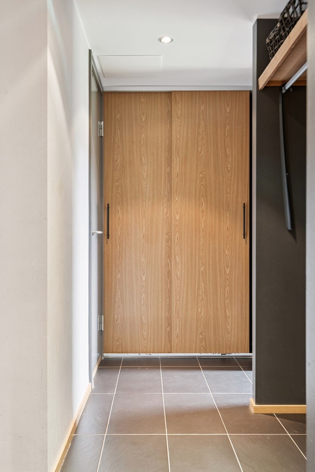 Romslig garderobeskap i gangen gir gode oppbevaringsmuligheter. Vaskemaskinen er installert i skapet, rom uten sluk. Galleribilde