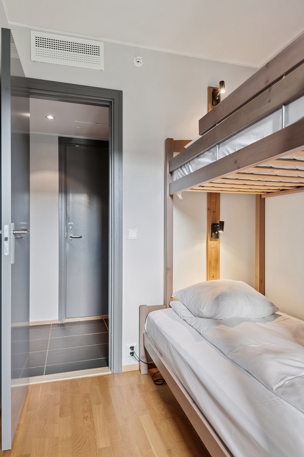 Parkettgulv også i begge soverommene. Galleribilde