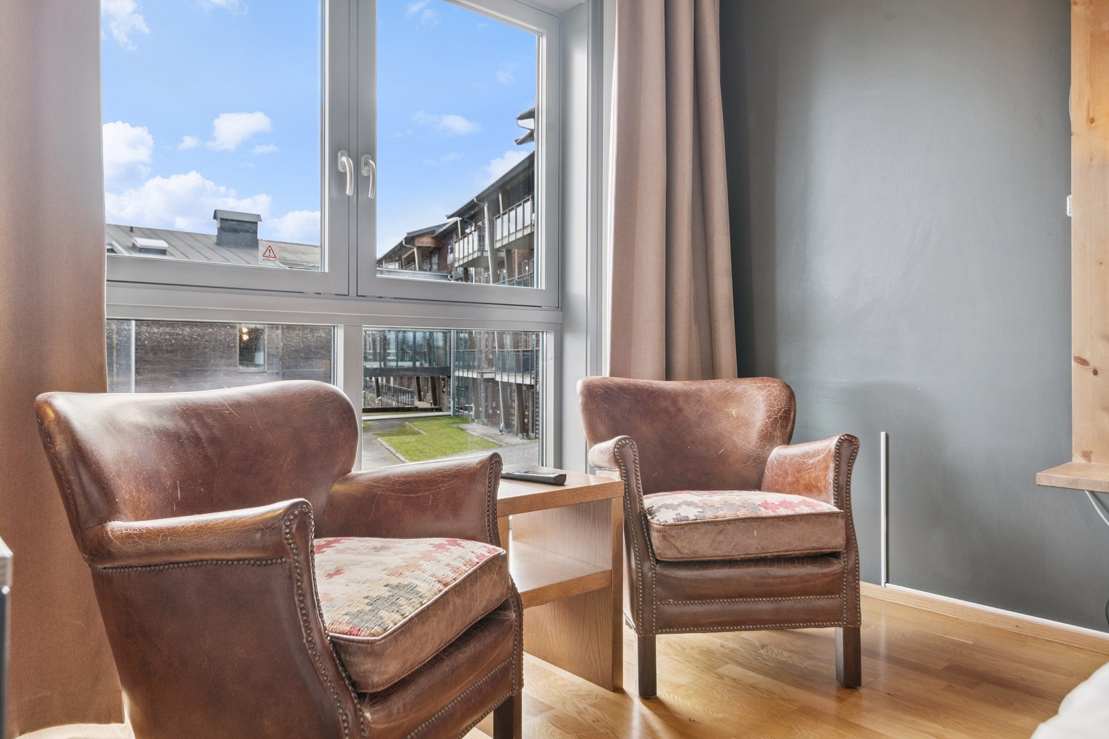 En hyggelig krok ved vinduet for ro og avslapning. Galleribilde