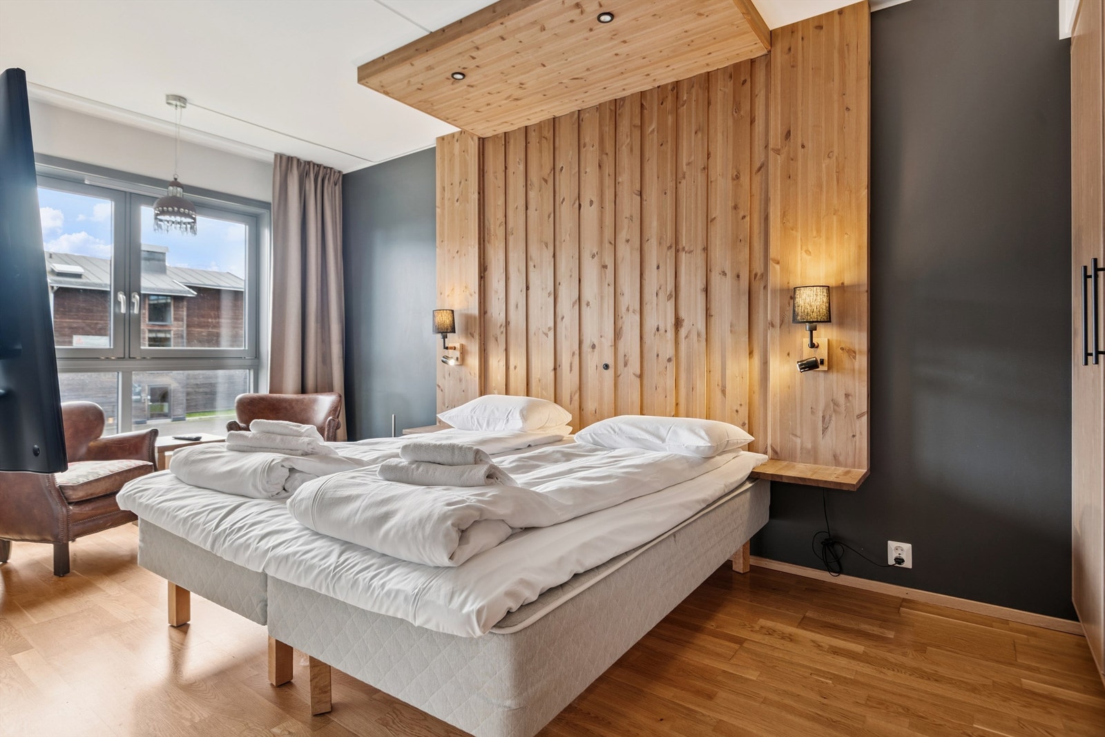 5725 er et stilfullt connection-room i samme gjennomførte utførelse. Trepanel rundt sengen skaper en lun hyttefølelse. Galleribilde