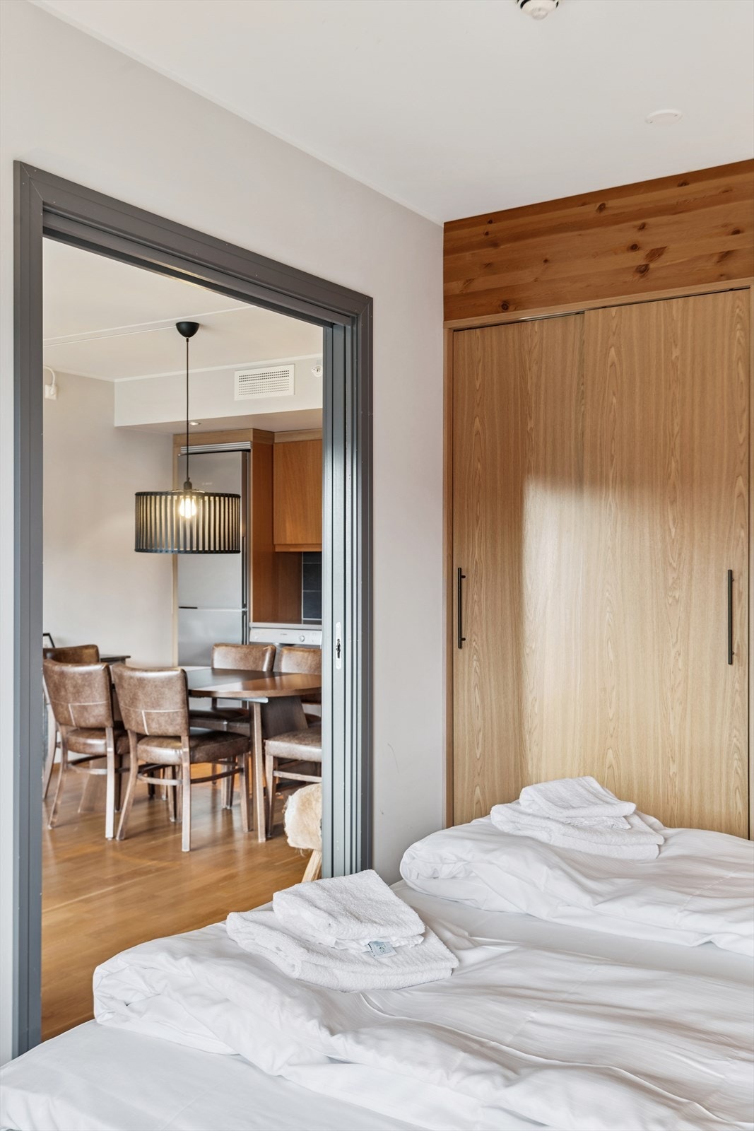 Mellom stua og soverommet er det en praktisk og plassbesparende skyvedør. Galleribilde