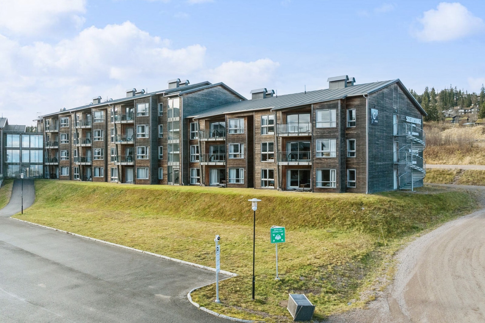 Bygget har en moderne utforming med trekledning som passer godt inn i fjellandskapet. Galleribilde