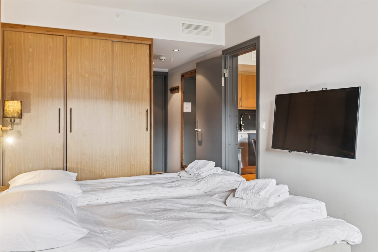 Garderobeskap med god plass til oppbevaring av klær. Galleribilde