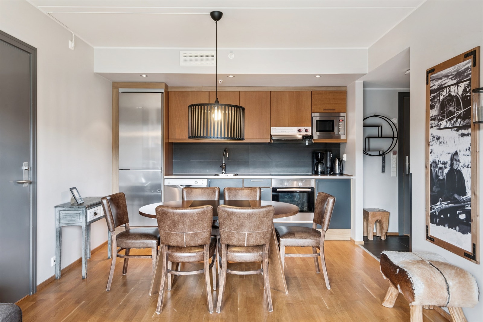 Spiseplassen er hjertet i rommet, med plass til hele familien. Dør til venstre leder inn til connection-room. Galleribilde