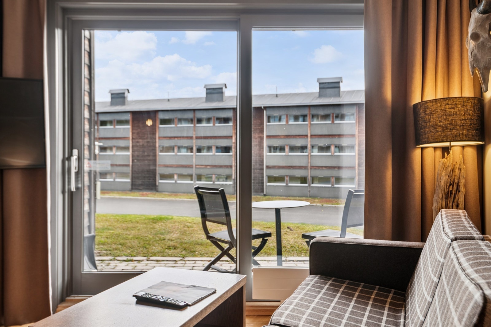 Skyvedøren i glass visker ut skillet mellom inne og ute på fine dager. Galleribilde