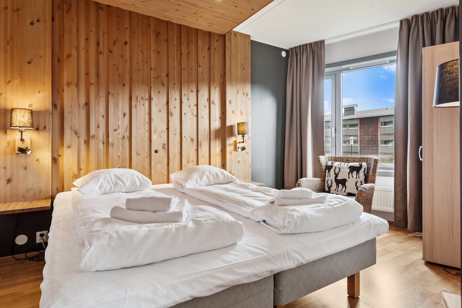 Hovedsoverommet er romslig med plass til dobbeltseng, garderobeskap og en liten hvilestol ved vinduet. Galleribilde