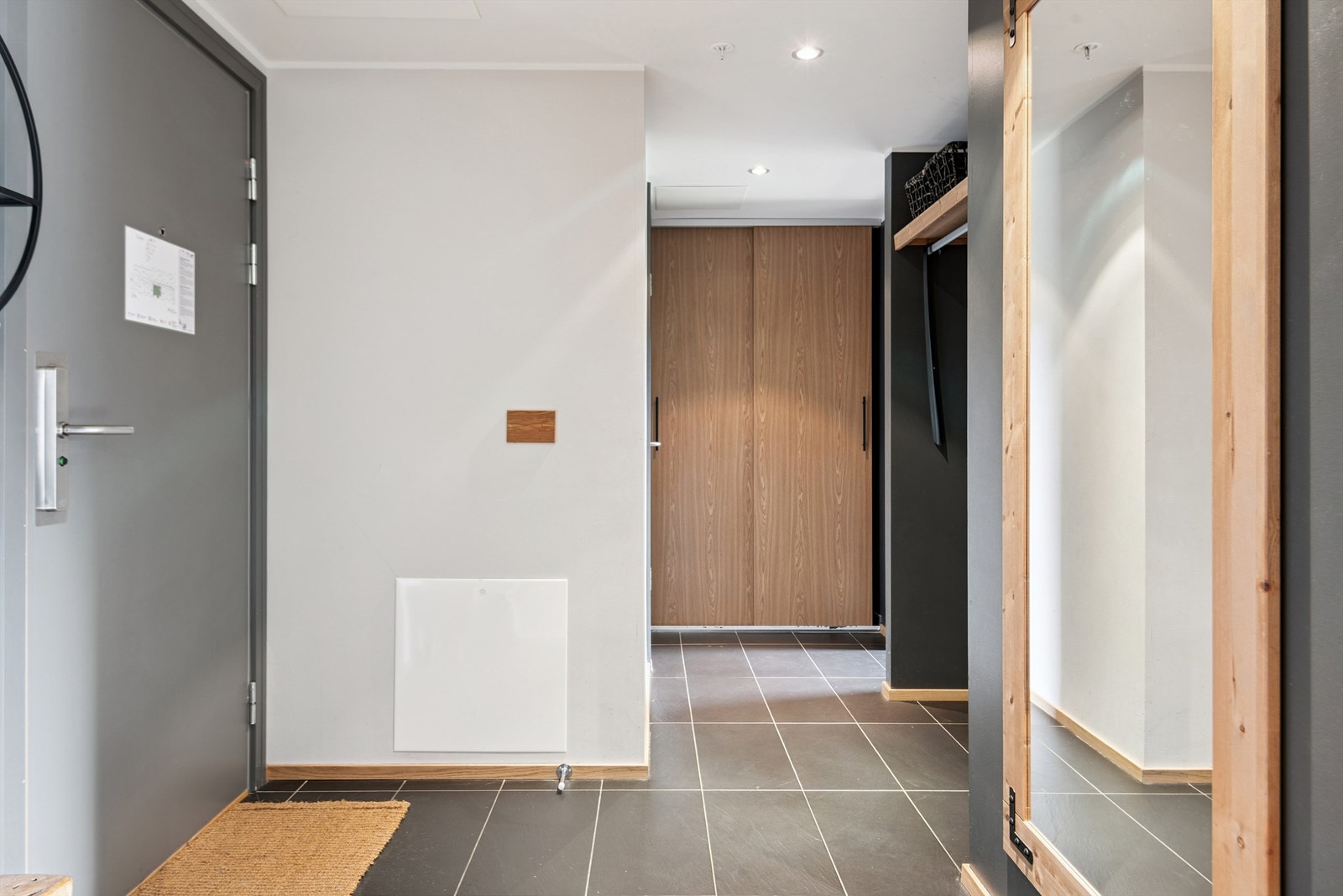 Fra gangen fordeler tilgang til bad og ett soverom. Galleribilde