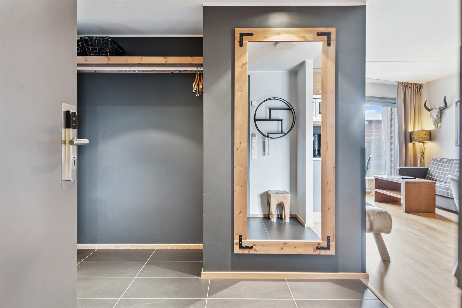 Fra entreen er det åpen tilgang videre inn mot leilighetens stue og kjøkken. Galleribilde