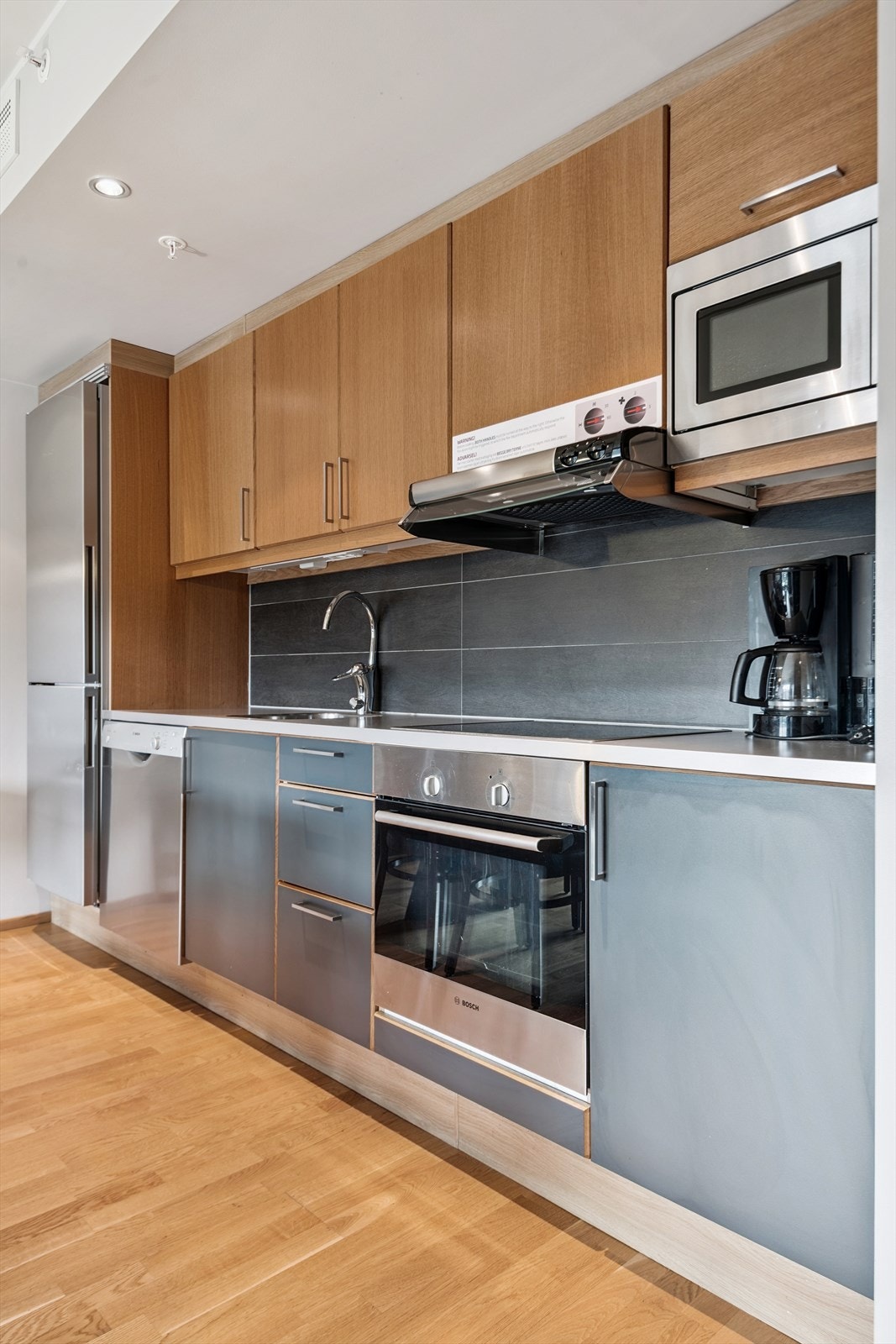 Kjøkkenet er praktisk innredet med dels integrerte hvitevarer og god skapplass. Galleribilde