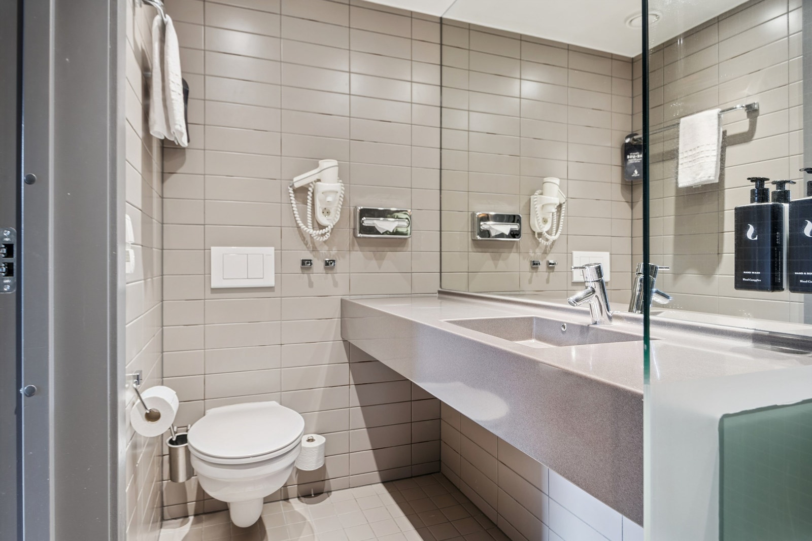 Badet er utstyrt med vegghengt toalett for enklere renhold. Galleribilde