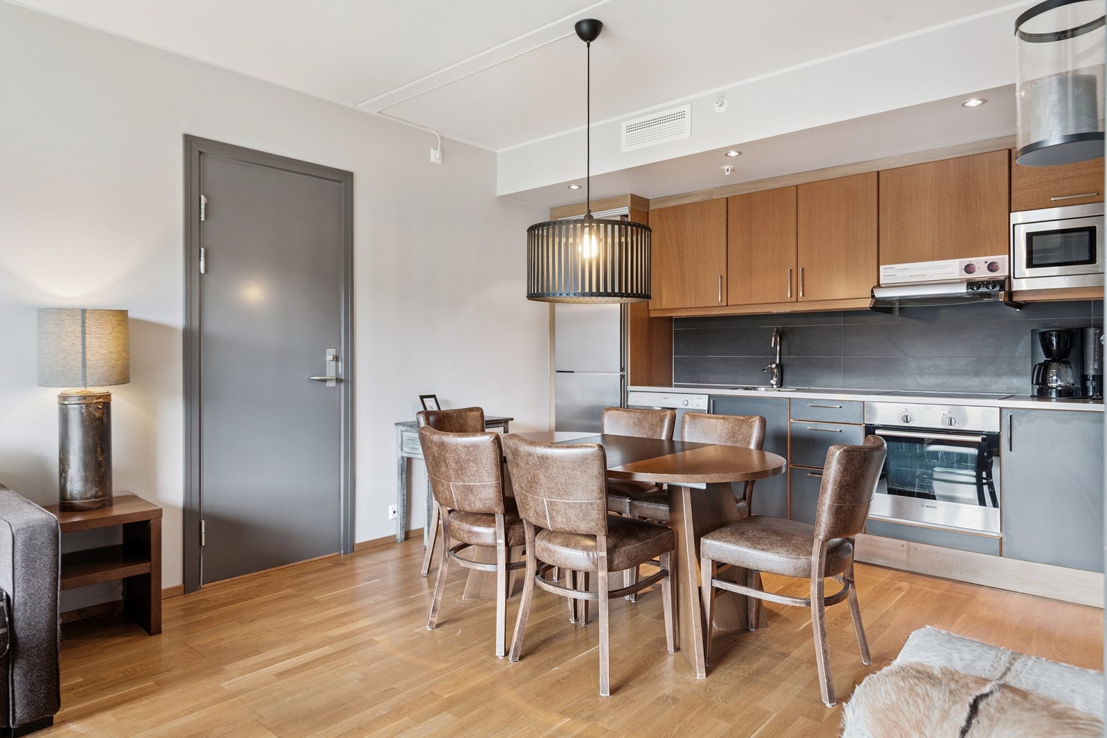 Den åpne planløsningen skaper en sosial og inkluderende atmosfære. Galleribilde