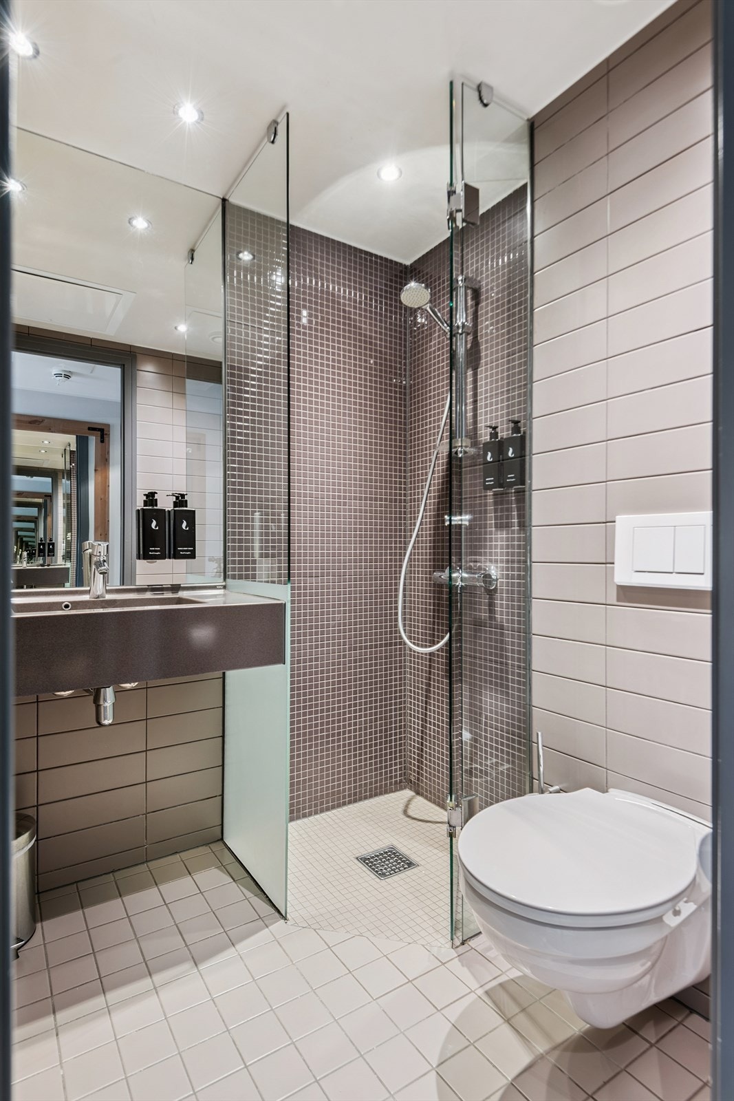 Rom 5725 har eget flislagt bad med dusjhjørne i glass. Galleribilde