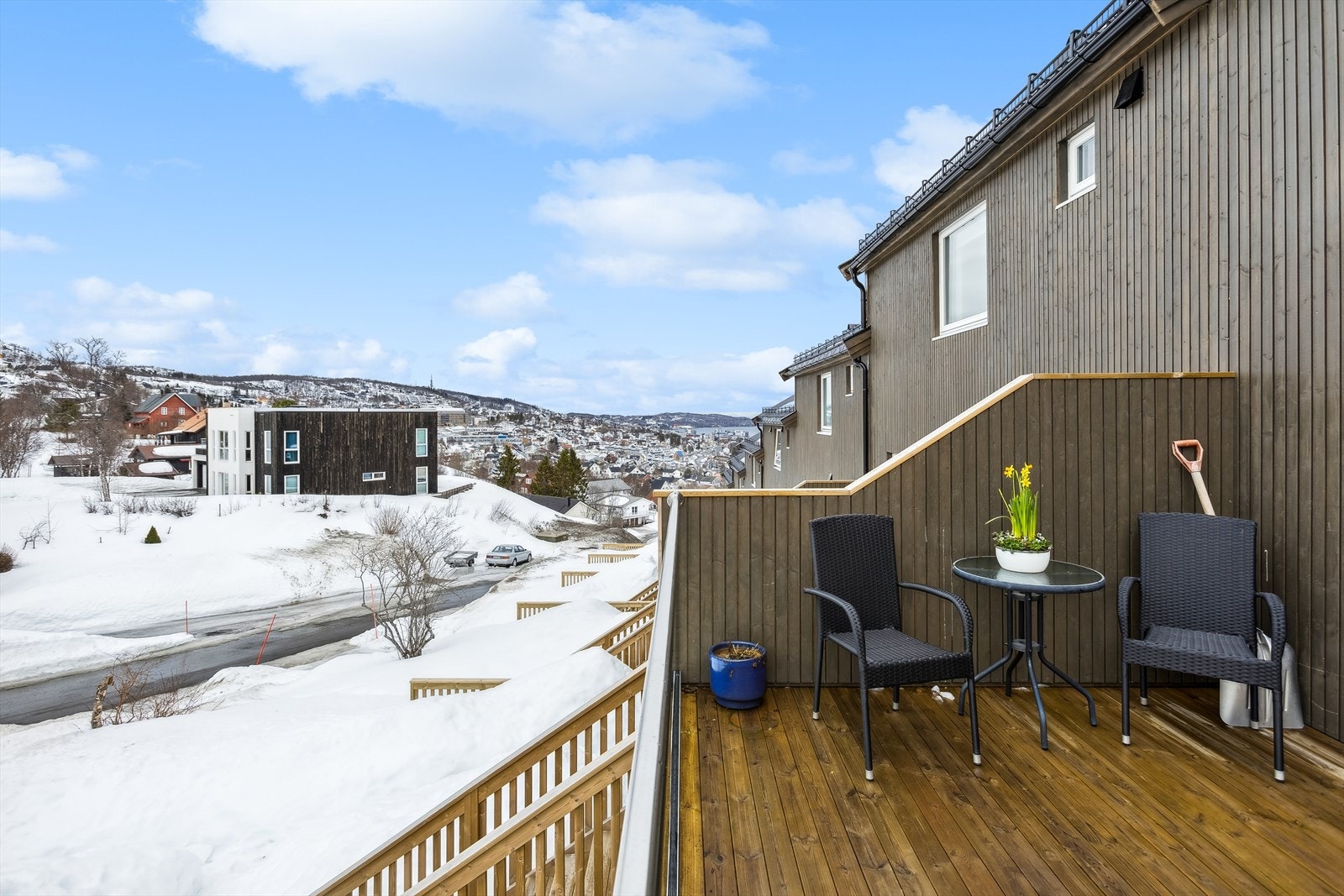 Verandaen med utgang fra stuen har ettermiddags- og kveldssol på sommeren. Galleribilde
