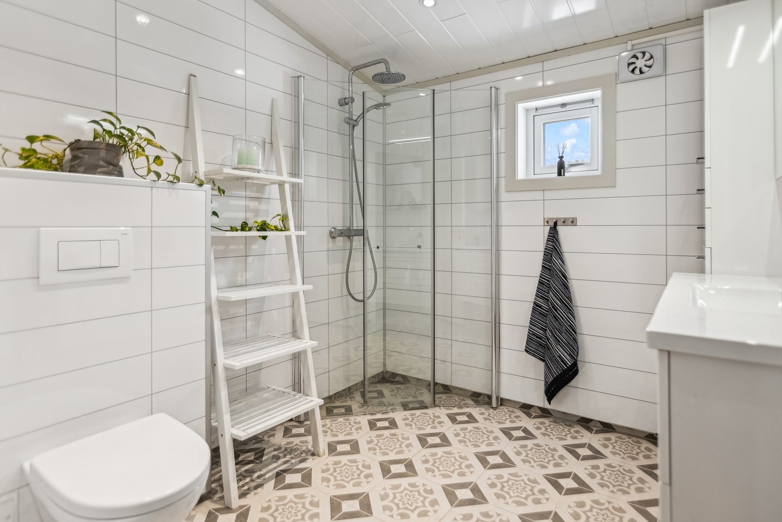 Badet ble modernisert i 2016 og er utført med fliser på gulv og baderomsplater på veggene. Galleribilde