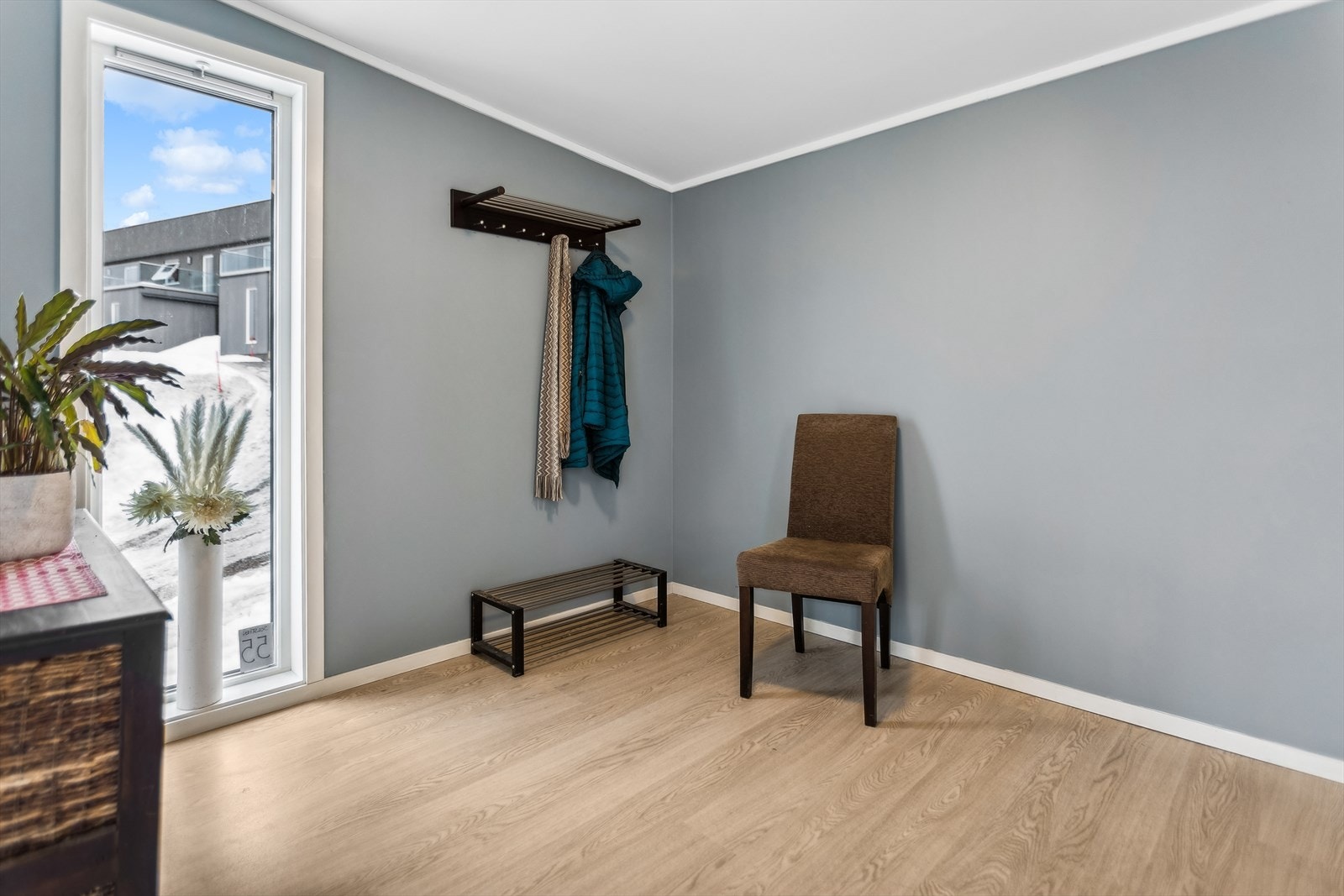 Her har du rom for å montere skyvedørsgarderobe eller plassere annet møblement for oppbevaring. Galleribilde