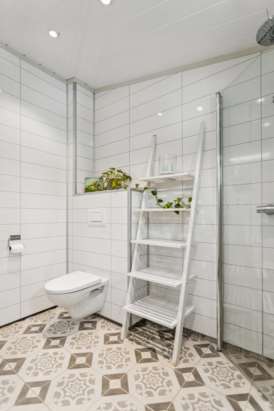 Videre har du behagelig gulvvarme, vegghengt toalett, dusjhjørne med regnfallsdusj og en moderne innredning med heldekkende servant. Galleribilde