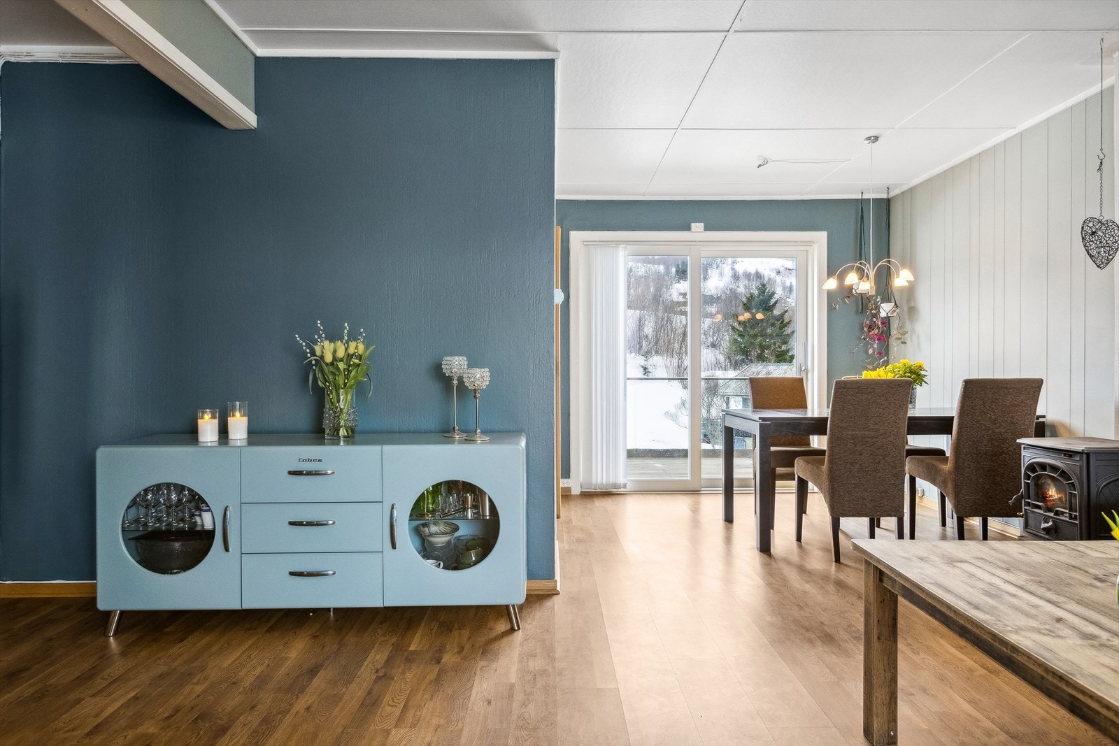 Planløsningen er gjennomgående, noe som gir rikelig med lysinnslipp fra begge sider av rommet. Galleribilde