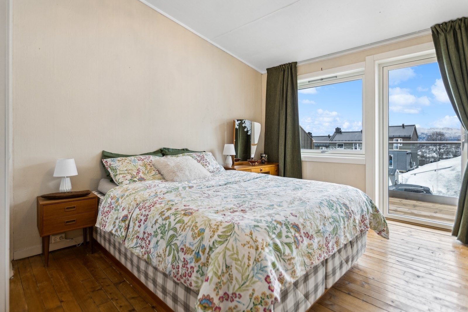 Dette soverommet har utgang til en sørøstvendt veranda med flott utsikt. Galleribilde